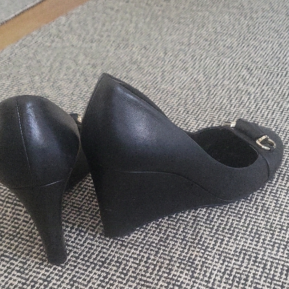 Gucci Black Platform Shoes with Elegant Design - Picture 9 of 10